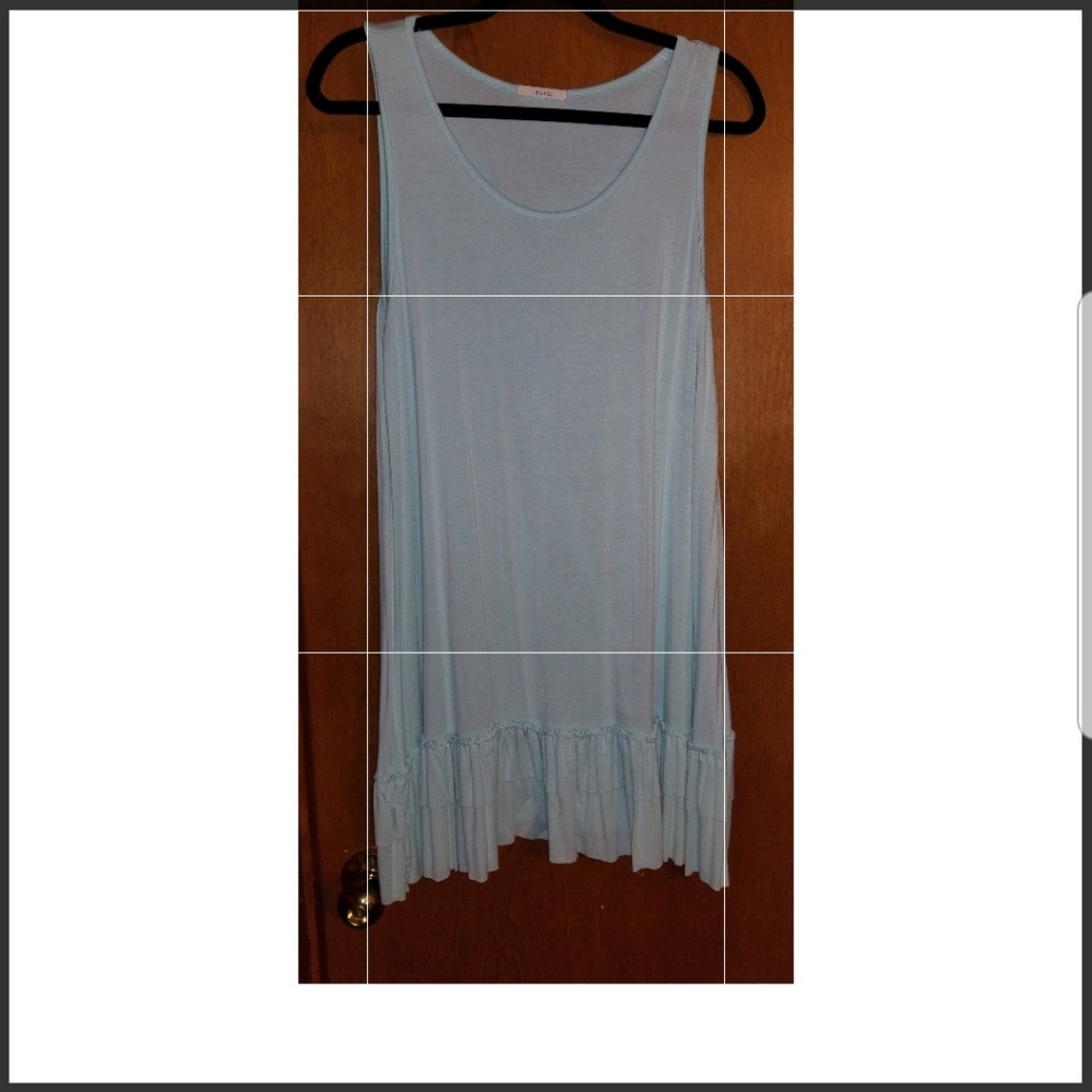 Easel size large ruffle bottom tank